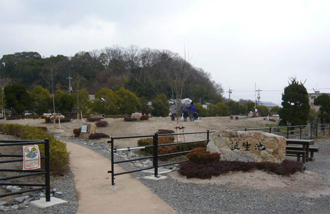 誕生の池