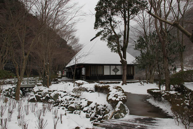 雪積もる祖谷そば屋