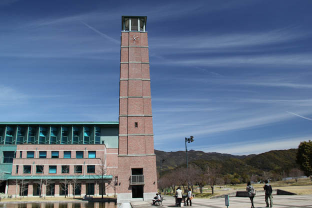 勉学の塔と青き空
