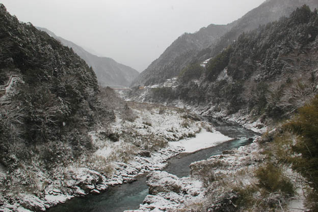 雪降る吉野川