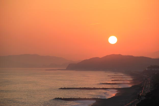 黄砂に煙る夕日