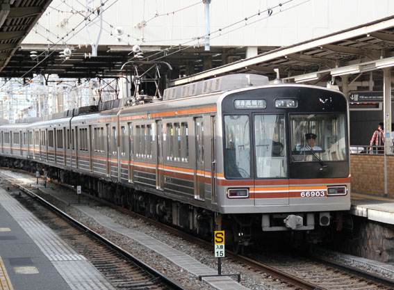大坂地下鉄堺筋線 66系(淡路駅)
