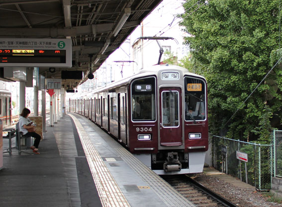 阪急京都線 9300系(淡路駅)