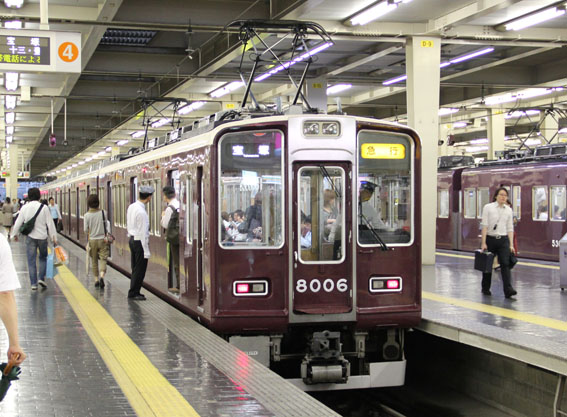 阪急宝塚線 8000系(梅田駅)